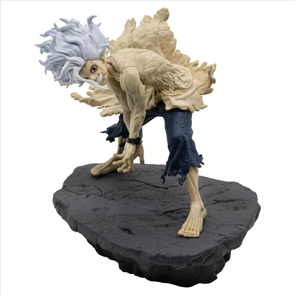 Figura de Tomura Shigaraki de My Hero Academia en pose de combate sobre una base rocosa