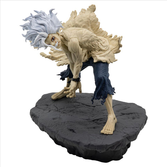 Figura de Tomura Shigaraki de My Hero Academia en pose de combate sobre una base rocosa