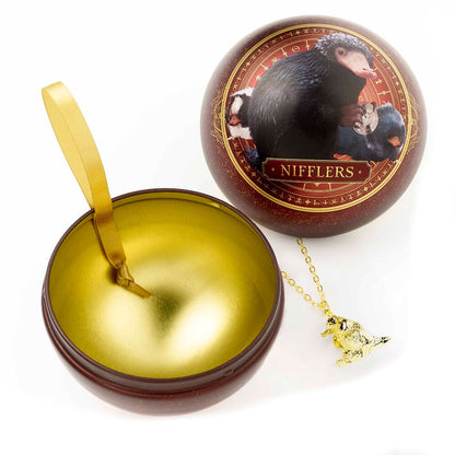 Colgante dorado de Niffler con bola de Navidad granate