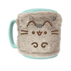 Taza Pusheen de cerámica con funda de peluche gris y asa turquesa