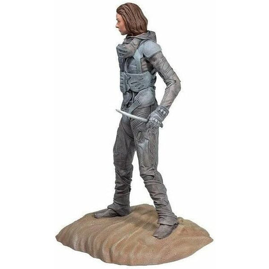 Estatua de Lady Jessica de Dune sobre una base de dunas - 2