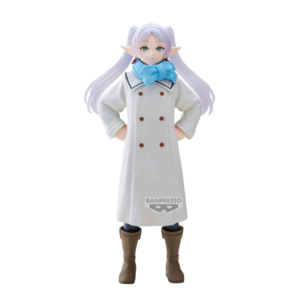 Figura de Frieren de BANPRESTO con abrigo blanco y bufanda azul