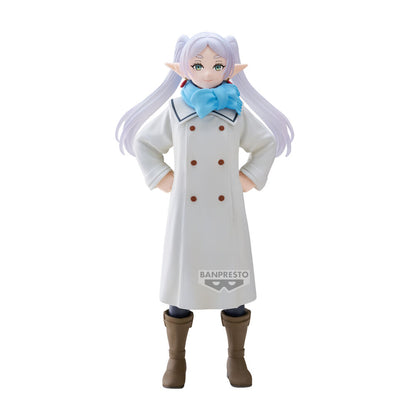 Figura de Frieren de BANPRESTO con abrigo blanco y bufanda azul