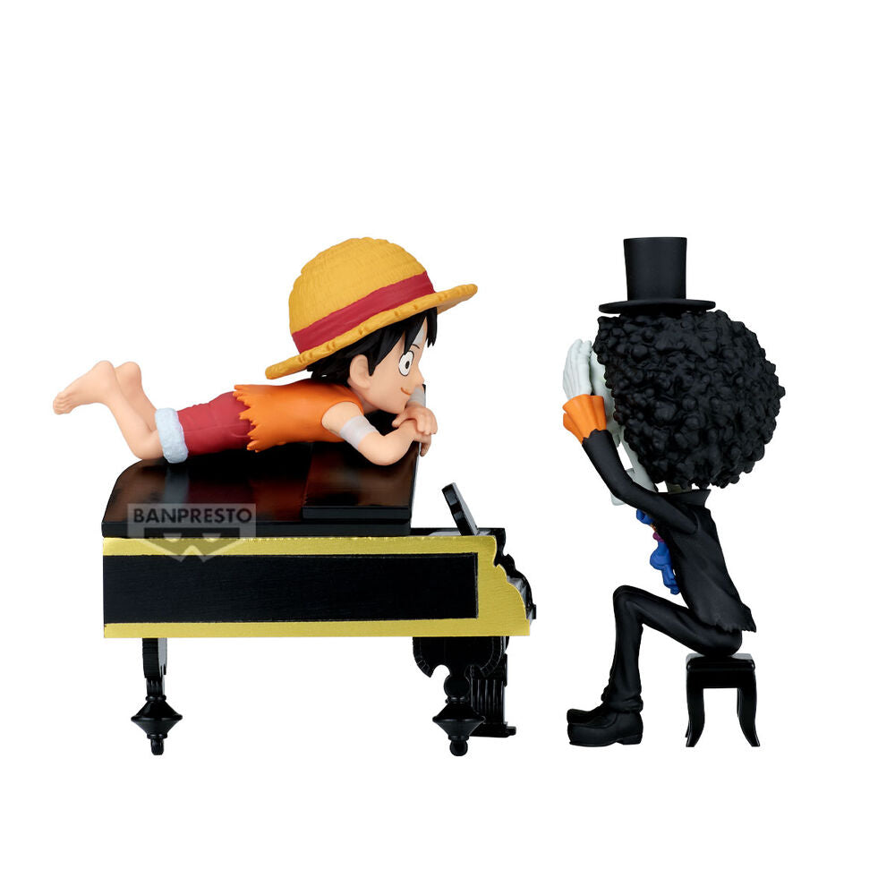 Figura de Luffy y Brook de One Piece junto a un piano
