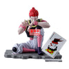 Figura de Hisoka de Hunter x Hunter sentado sobre una base con una carta
