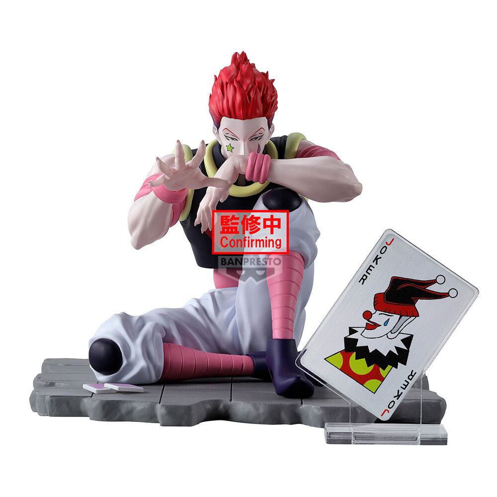 Figura de Hisoka de Hunter x Hunter sentado sobre una base con una carta