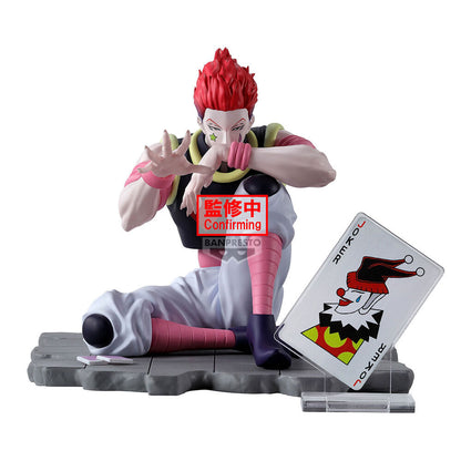 Figura de Hisoka de Hunter x Hunter sentado sobre una base con una carta
