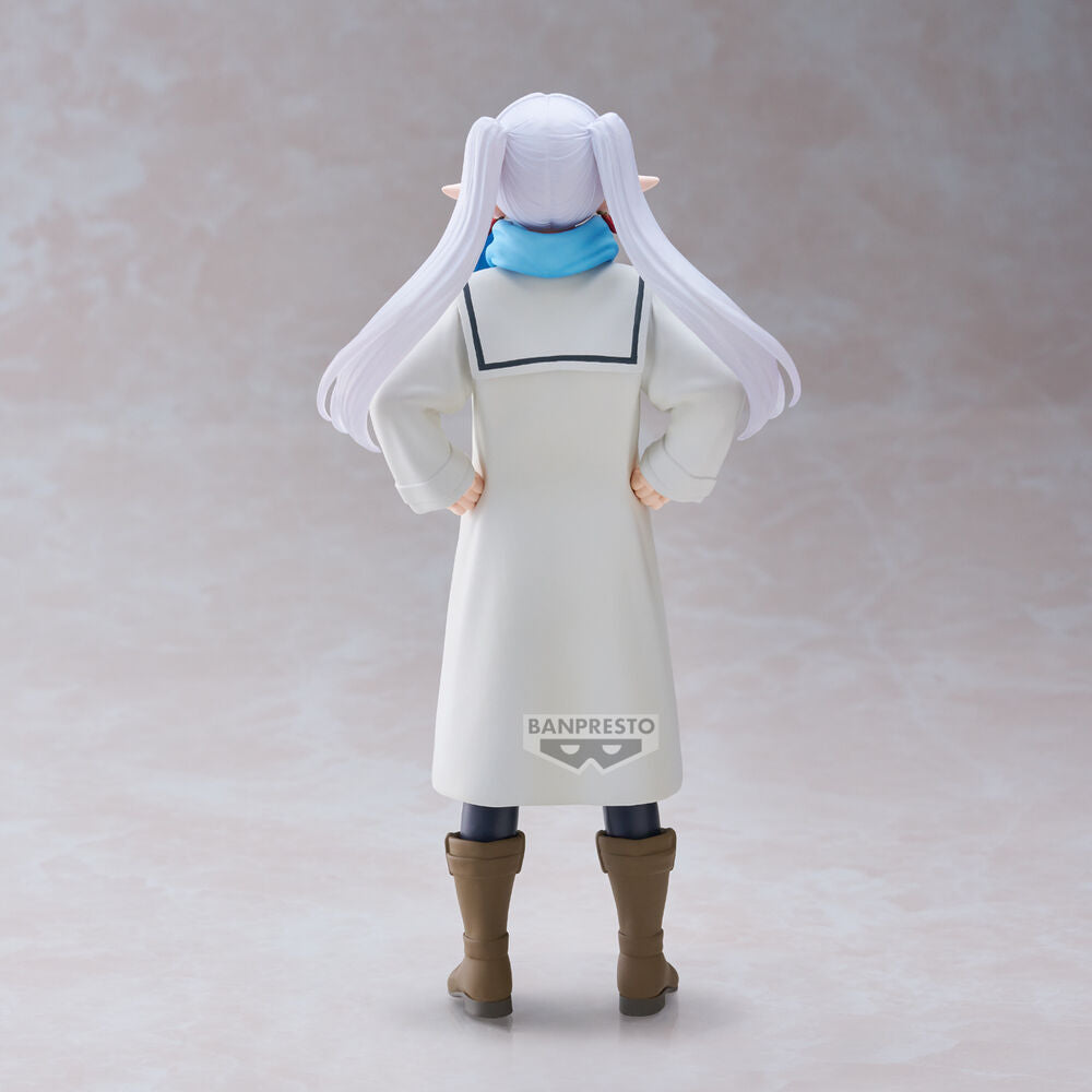 Figura de Frieren de BANPRESTO con abrigo blanco y bufanda azul - 5