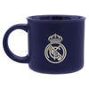 Taza jumbo del Real Madrid con escudo sobre fondo oscuro