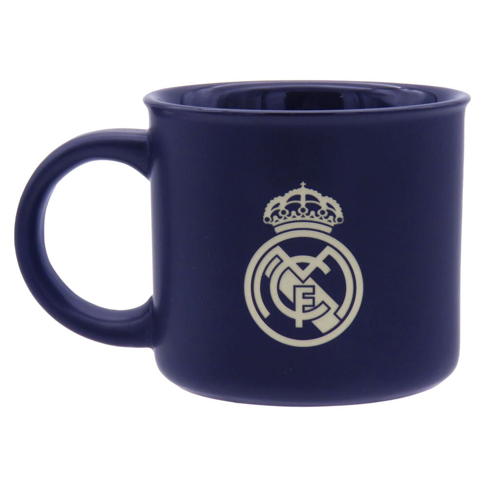 Taza jumbo del Real Madrid con escudo sobre fondo oscuro