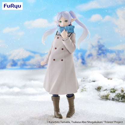 Figura de Frieren FURYU con abrigo blanco y bufanda azul