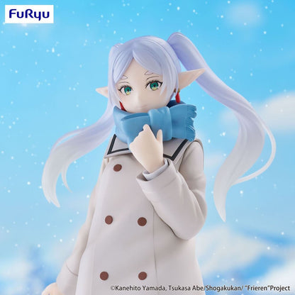 Figura de Frieren FURYU con abrigo blanco y bufanda azul - 4