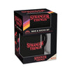 Set de taza negra y calcetines Stranger Things en caja decorada
