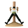 Figura Banpresto de Zoro Pirate Hunter de One Piece sujeto a un poste