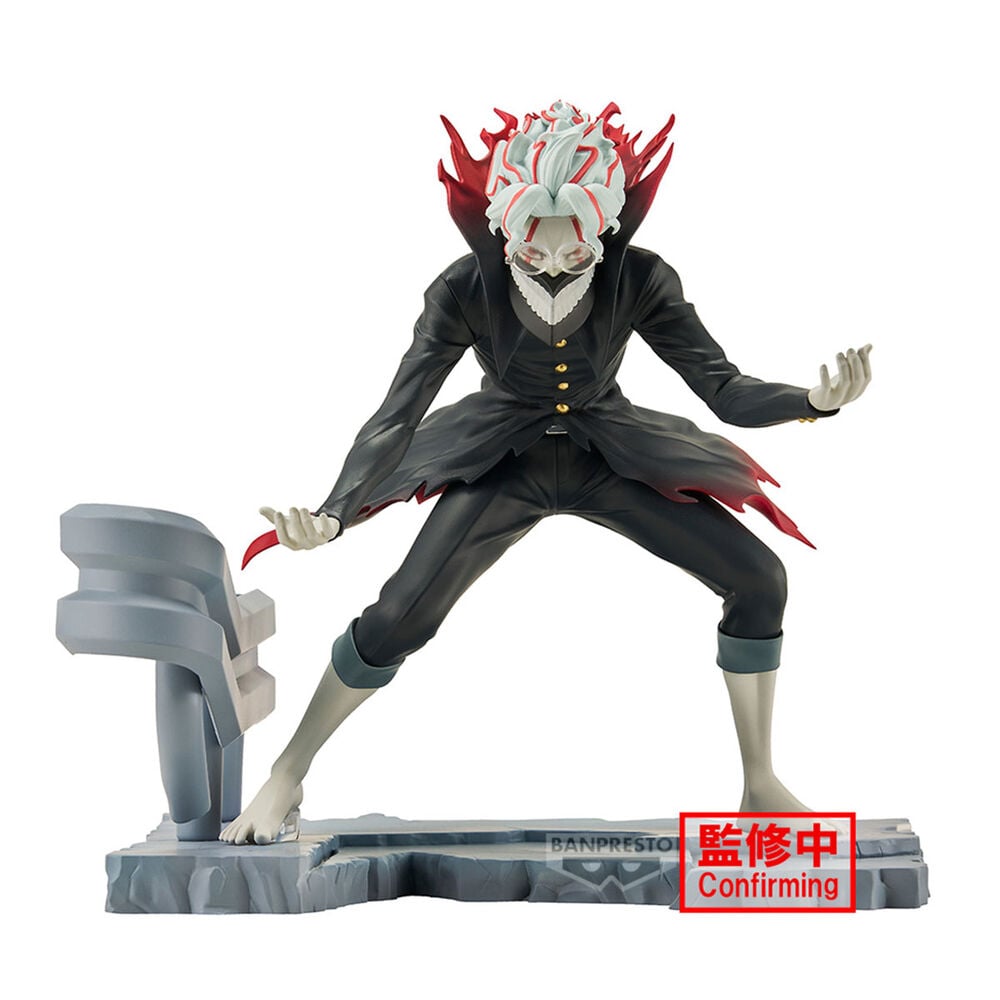 Figura Banpresto de Okarun transformado de Dandadan sobre una base escénica