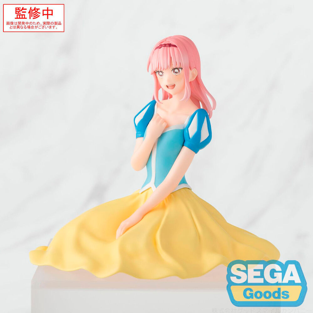 Figura SEGA de Hina Chono de Blue Box sentada con vestido azul y falda amarilla