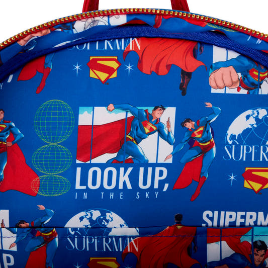 Mochila azul metalizada de Superman DC Comics Loungefly con emblema frontal - 3