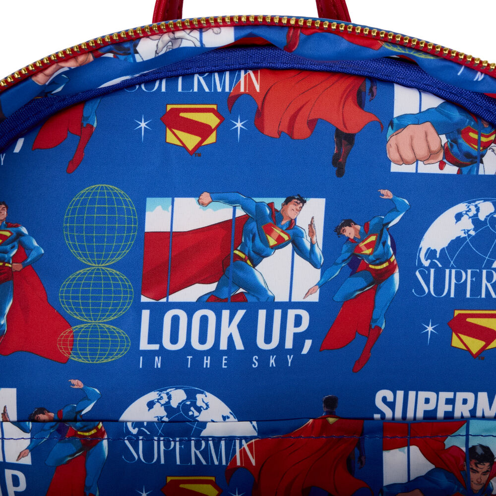 Mochila azul metalizada de Superman DC Comics Loungefly con emblema frontal - 3