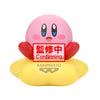 Figura Kirby Sofvimates rosa de Banpresto sobre apoyo amarillo