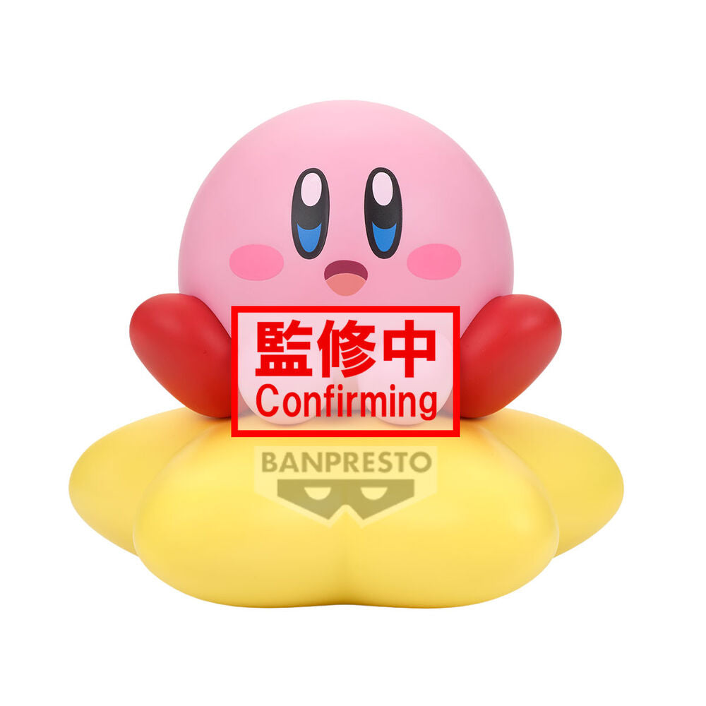 Figura Kirby Sofvimates rosa de Banpresto sobre apoyo amarillo