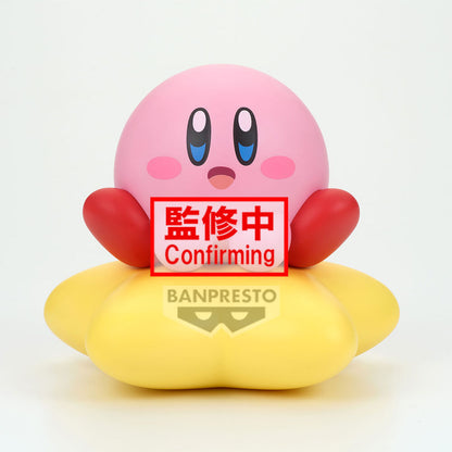Figura Kirby Sofvimates rosa de Banpresto sobre apoyo amarillo - 2