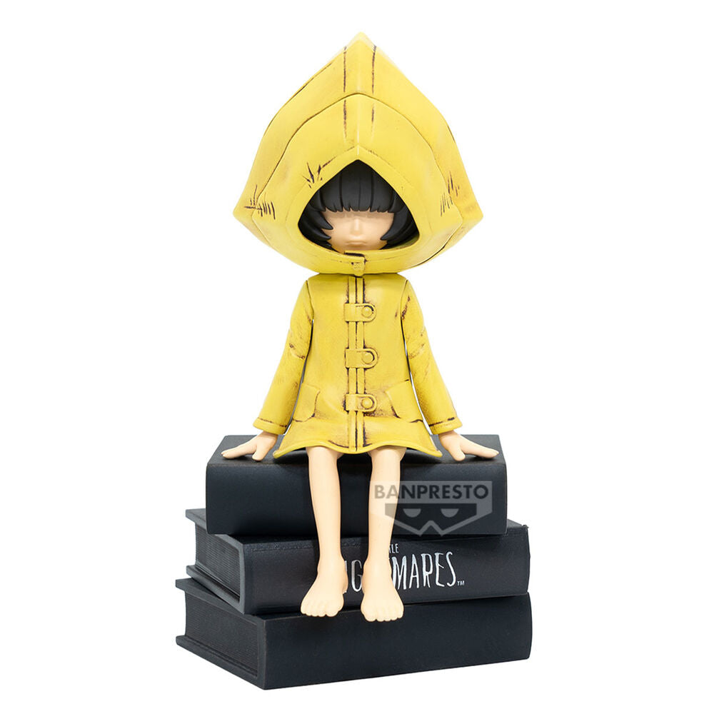 Figura de Six de Little Nightmares con capucha amarilla sobre base negra