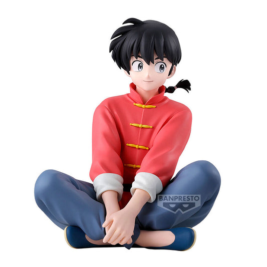 Figura de Ranma Saotome de Ranma 1/2 sentada con traje rojo y pantalón azul