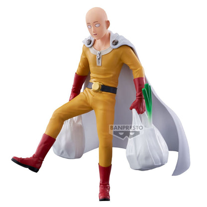 Figura de Saitama de One Punch Man con capa y bolsas de la compra