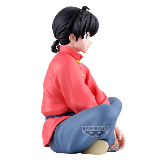 Figura de Ranma Saotome de Ranma 1/2 sentada con traje rojo y pantalón azul - 2