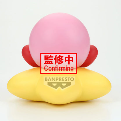 Figura Kirby Sofvimates rosa de Banpresto sobre apoyo amarillo - 4