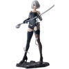 Figura de A2 de Nier: Automata con espada sobre base rocosa
