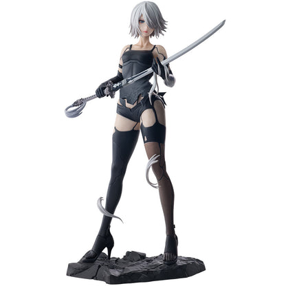 Figura de A2 de Nier: Automata con espada sobre base rocosa
