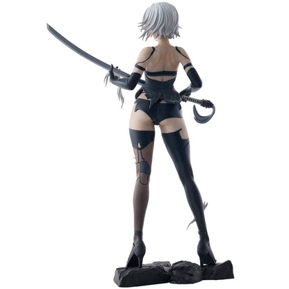 Figura de A2 de Nier: Automata con espada sobre base rocosa - 2