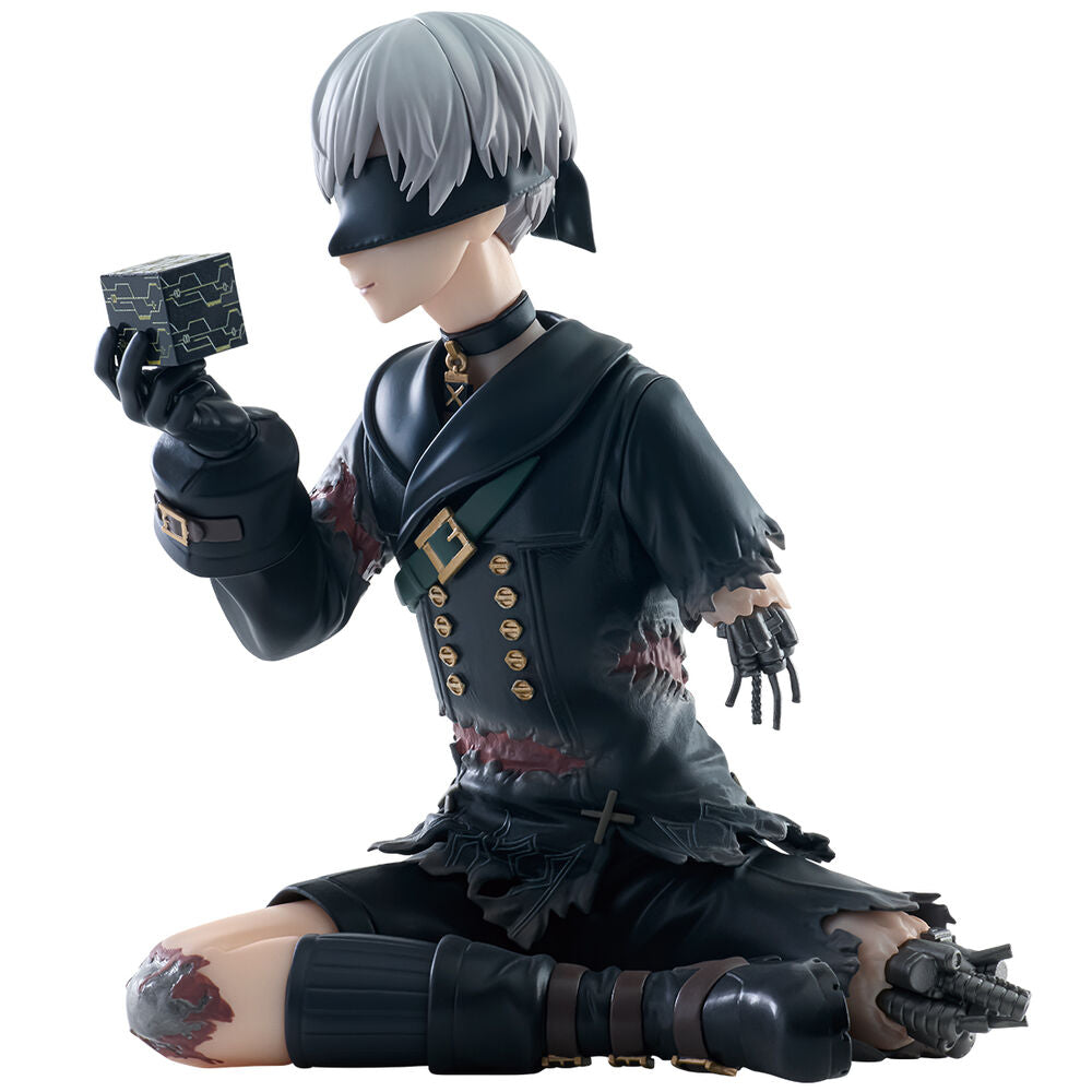 Figura de 9S de NieR:Automata sentado con un cubo - 2