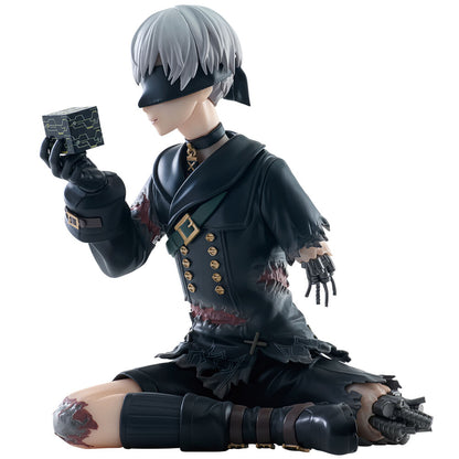 Figura de 9S de NieR:Automata sentado con un cubo - 2