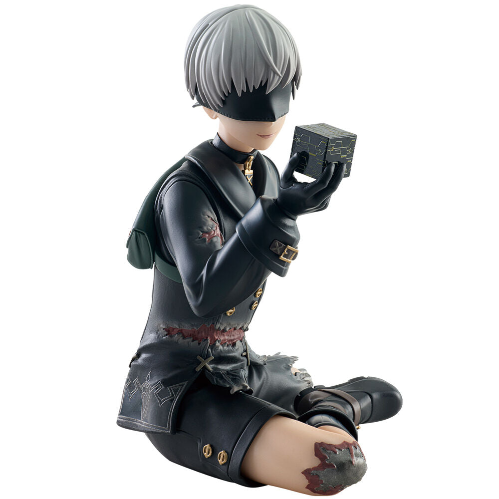 Figura de 9S de NieR:Automata sentado con un cubo