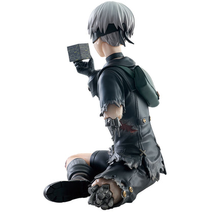 Figura de 9S de NieR:Automata sentado con un cubo - 4