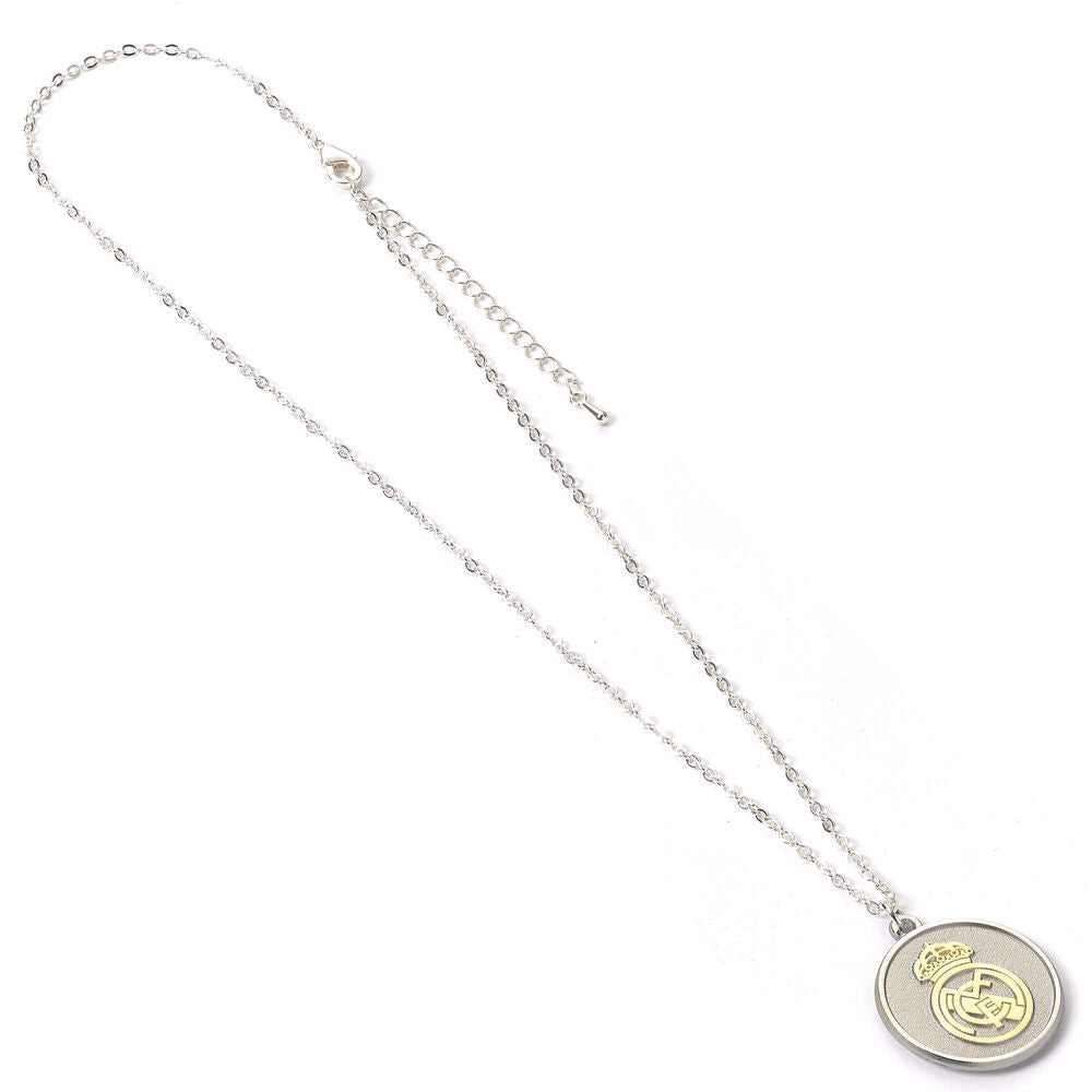 Colgante plateado del Real Madrid con escudo dorado en relieve