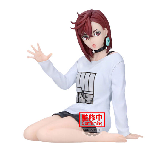 Figura de Momo de Dandadan sentada con camiseta blanca y falda negra - 2