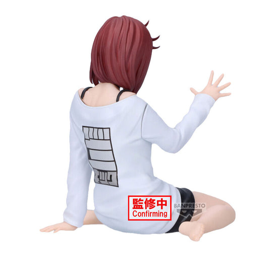 Figura de Momo de Dandadan sentada con camiseta blanca y falda negra - 3