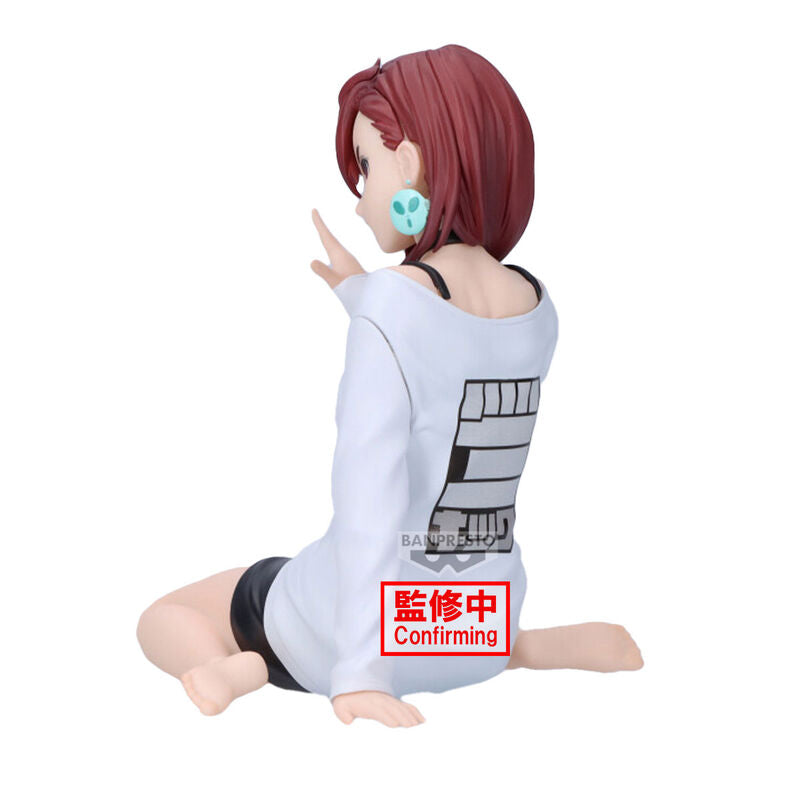 Figura de Momo de Dandadan sentada con camiseta blanca y falda negra - 4