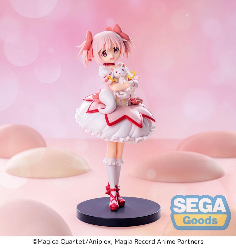 Figura SPM de Madoka Kaname con vestido rosa y blanco sobre base negra - 3