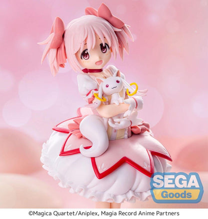 Figura SPM de Madoka Kaname con vestido rosa y blanco sobre base negra - 4