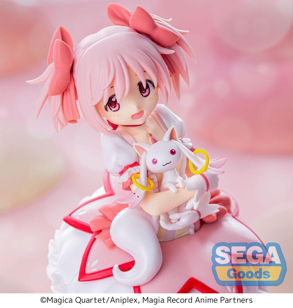 Figura SPM de Madoka Kaname con vestido rosa y blanco sobre base negra - 5