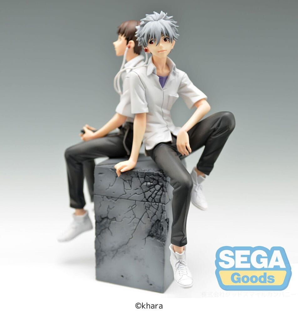 Figura Luminasta de Kaworu y Shinji sentados sobre una base de hormigón