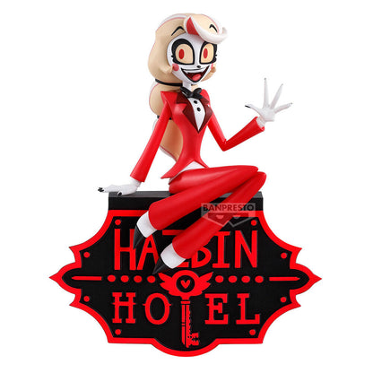 Figura de Charlie Morningstar de Hazbin Hotel sobre una placa decorativa