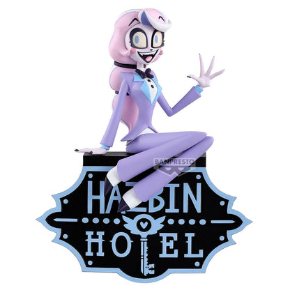 Figura Charlie Morningstar de Hazbin Hotel sentada sobre base con logotipo