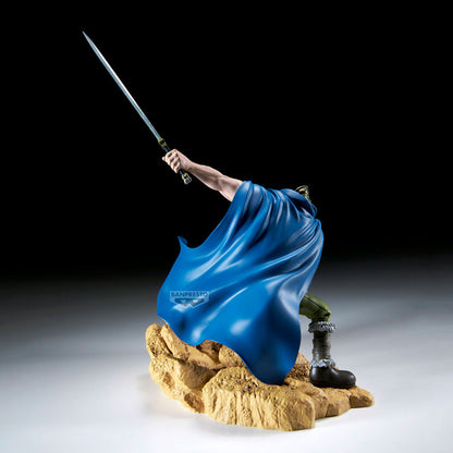 Figura de Dorry de One Piece con espada, capa azul y base rocosa - 3