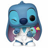 Figura Funko POP de Stitch con bata blanca y un muñeco