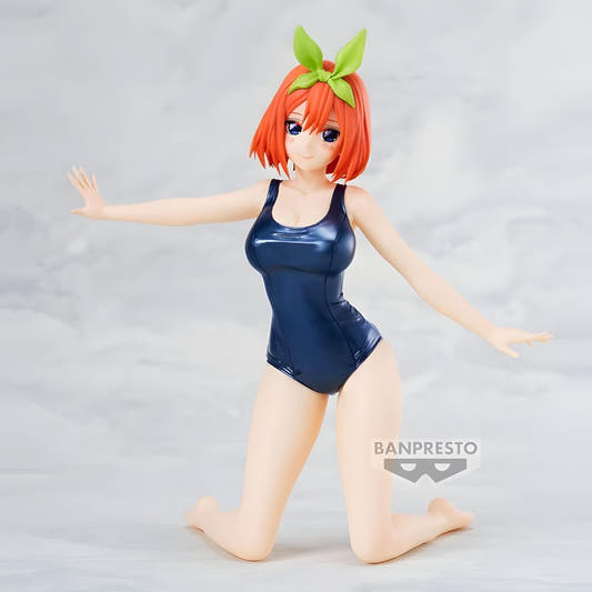 Figura de Yotsuba Nakano arrodillada con bañador azul y lazo verde